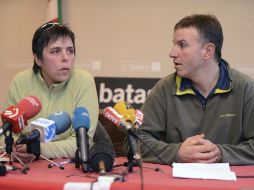 Maite Goyenetxe (i) y Jean-Claude Aguerre, miembros del partido independentista vasco Batasuna, anuncian la desintegración. EFE  /