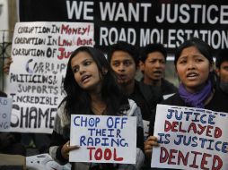 Estudiantes sostienen pancartas para manifestarse fuera del tribunal donde se lleva el caso. AP  /