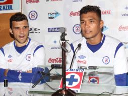 El argentino Nicolás Bertolo (i) y el colombiano Teófilo Gutiérrez son presentados como refuerzos del Cruz Azul. EL UNIVERSAL SUN /