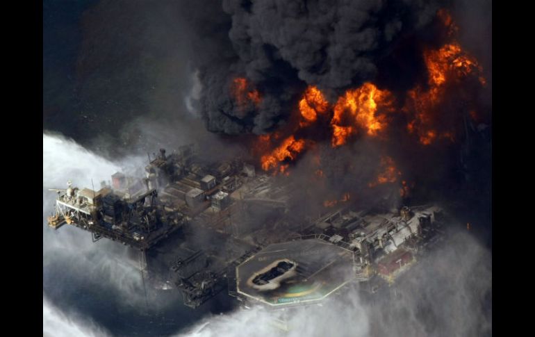 Imagen del incendio petrolero en el Golfo de México. AP AP /
