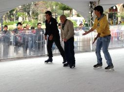 Hoy demostraron que no hay edad para patinar sobre hielo y disfrutar de este atractivo. ESPECIAL  /