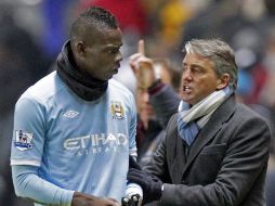 Mario Balotelli y Roberto Mancini dieron la nota al llegar casi a los golpes en la practica del Manchester City. AFP  /