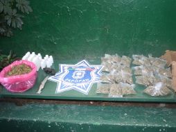 Se les encontró una caja con vegetal verde con las características de la mariguana. ESPECIAL  /