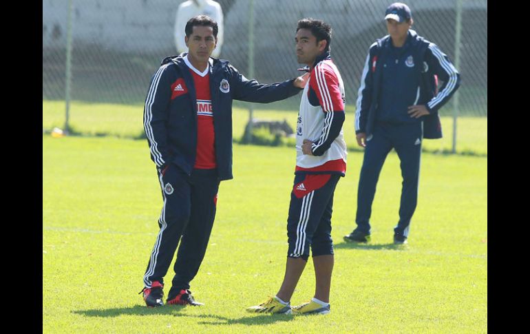 Galindo da indicaciones a Marco Fabián que sería unno de los delanteros ante el Toluca.  /