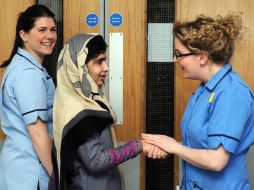 La adolescente paquistaní Malala Yousufzai (c) conversa con un par de enfermeras mientras abandona el hospital. EFE  /