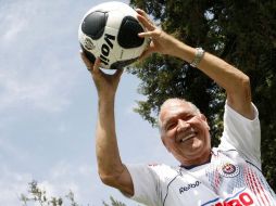 La directiva de Chivas decide colgar el número ocho en homenaje a Salvador Reyes, muerto el 29 de diciembre pasado. ARCHIVO /
