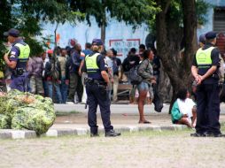 Policías participan en un operativo especial para trasladar a un internado de reahibilitación involuntaria a adictos al crack. XINHUA /