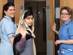 La adolescente paquistaní Malala Yousufzai (c) abandona el hospital Queen Elizabeth, en Birmingham. EFE /