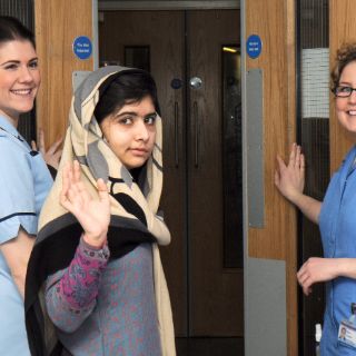 Malala, activista herida por talibanes, sale del hospital