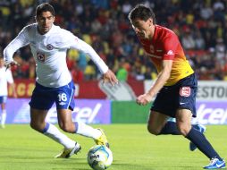 Pereira trata de evitar un desborde de Raúl Mancilla durante el partido. MEXSPORT /