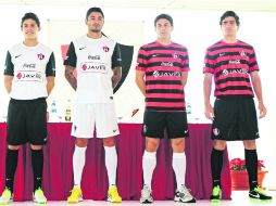 Modelos. Jugadores de los Zorros posan con los nuevos uniformes; el primero es de visita, los otros, de local. EL INFORMADOR /
