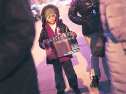 Apoyo. Residentes ofrecen una vigilia en apoyo a las víctimas, en Nueva York. AFP /