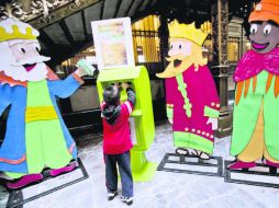 Emocionados, los niños depositan su carta con lo que anhelan les traigan los míticos personajes del Medio Oriente, en el DF SUN /