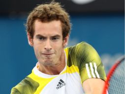Andy Murray de Gran Bretaña realiza un tiro antes de su triunfo sobre el japonés Kei Nishikori. AP /