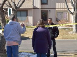 Un policía habla con residentes de Aurora, Colorado, sitio del tiroteo. EFE /