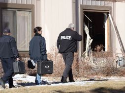 Forenses analizan la casa donde tuvo lugar el tiroteo. EFE /