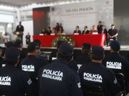 El presidente municipal de Guadalajara reconoce el trabajo de los elementos.  /