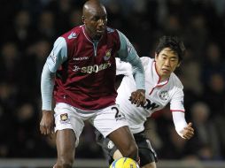 Alou Diarra, del West Ham (i) y Shinji Kagawa del ManU durante el partido que terminó en empate. AFP /