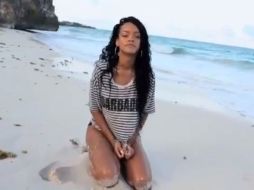 Rihanna aparece en el video promocional sumergida en playas paradisíacas y selvas frondosas. ESPECIAL /