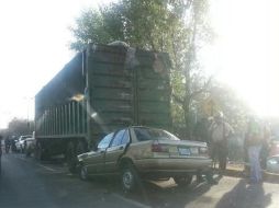 Acudieron bomberos y paramédicos, quienes atendieron al hombre, pero falleció en la sala de emergencias de la Cruz Verde. ESPECIAL /