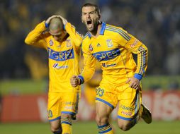 Emanuel Villa celebra uno de sus tres goles en el partido. MEXSPORT /