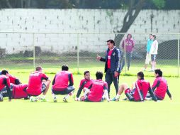 Benjamín Galindo da indicaciones a sus jugadores. El Guadalajara busca vengar la eliminación del Apertura 2012 EL INFORMADOR /