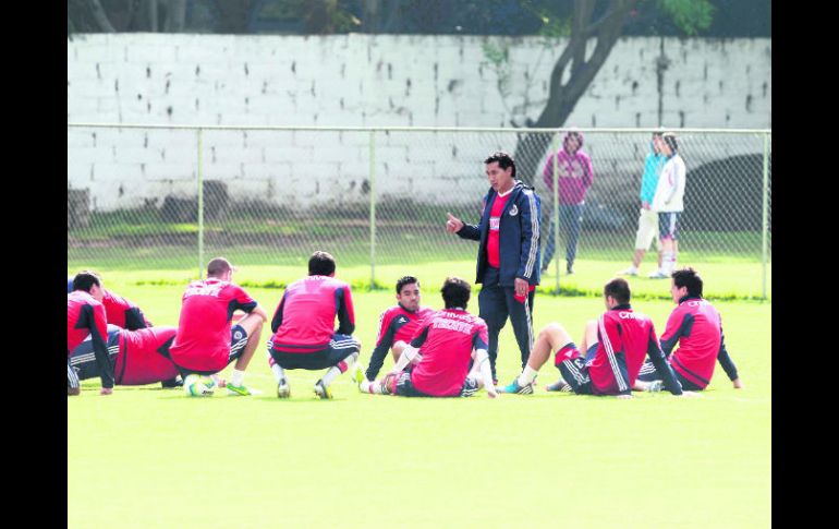 Benjamín Galindo da indicaciones a sus jugadores. El Guadalajara busca vengar la eliminación del Apertura 2012 EL INFORMADOR /