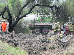 Trabajadores de Pemex eliminan una toma clandestina de hidrocarburos en la comunidad de El Zapote, en marzo del año pasado. EL INFORMADOR /