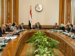 El presidente Mohamed Morsi (c) con Hisham Qandil (c-i), Abdelfattah Said al-Sisi (c-d) y otros miembros del gobierno. EFE /