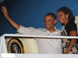 Obama y la primera dama Michelle Obama a su salida de la Base de la Fuerza Aérea Hickam en Honolulu, Hawaii. AFP /
