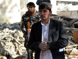 Un hombre herido camina cerca al sitio donde ocurrieron los dos atentados suicidas, en Kandahar. AFP /