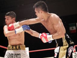 El campeón mundial del peso súper pluma, el japonés Takashi Uchiyama (d). ARCHIVO /