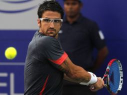 Janko Tipsarevic regresa un tiro a Roberto Bautista, en la final del torneo de Madras. AP /