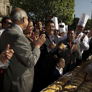 Parten macro rosca de Reyes en Plaza Guadalajara