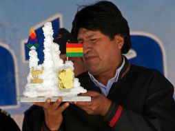 Morales, observa un obsequio, hecho en sal, que le dio un trabajador de la planta piloto de Carbonato de Litio, el pasado 3 de enero. EFE /