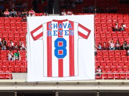 Momento en que la playera con el número 8 es retirada. MEXSPORT /
