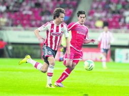 Viejos conocidos. Érick Torres disputa el control de la pelota ante la marca de Xavier Báez, su compañero hasta el torneo pasado. EL INFORMADOR /