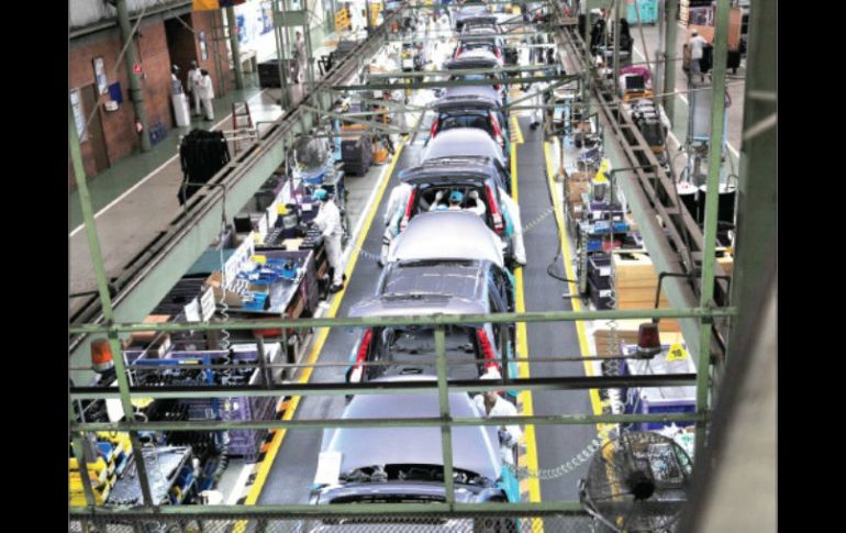 Veloz. La industria automotriz, aseguró Eduardo Solís, es la que más divisas netas genera para el país. ESPECIAL /