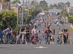 Helados,fruta,carteras, lentes, adornos y pulseras artesanales son algunos de los articulos que se venden en el comercio ambulante. ARCHIVO /