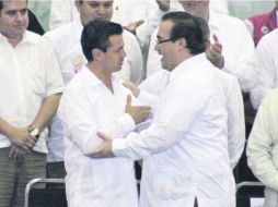 Peña Nieto saluda a César Duarte (derecha), gobernador de Veracruz, donde invita a trabajar para dejar atrás la marginación. NTX /