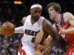 LeBron James (6) volvió a ser el líder del ataque de los Heat al conseguir 24 puntos. REUTERS /