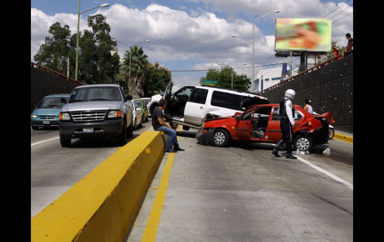 El conducir a alta velocidad trae aparejado el riesgo de un accidente. ARCHIVO /