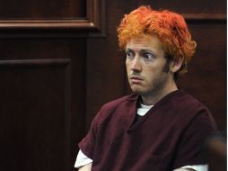James Holmes estaba cubierto con una armadura y una máscara antigás cuando comenzó a disparar sobre el público, afirman testigos. AP /