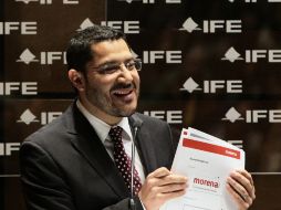 El presidente de Morena, Martí Batres, durante la entrega de la documentación al IFE para el registro como partido político. EFE /