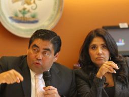 El coordinador de la bancada del PRD, en el Senado, Miguel Barbosa, y la senadora Alejandra Barrales. NTX /