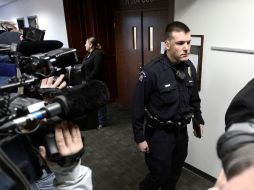 El policía Jason Oviatt sale de la corte tras ofrecer testimonio sobre la masacre en una audiencia preliminar. REUTERS /