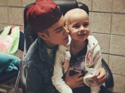 Bieber visitó a una niña de siete años que no pudo asistir a un concierto suyo porque está enferma de cáncer. ESPECIAL /