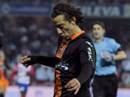 El mediocampista mexicano le ha ganado la partida al francés Aly Cissokho como lateral zurdo. EFE /