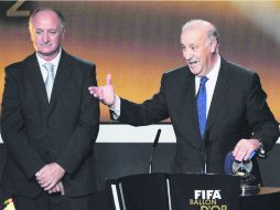 El entrenador de España, Vicente del Bosque, agradeció a sus jugadores y auxiliares, al momento de recibir el premio. AP /