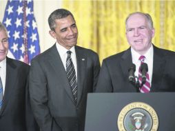 Barack Obama sonríe junto a John Brennan, quien pronuncia su primer discurso como titular de la CIA. AFP /